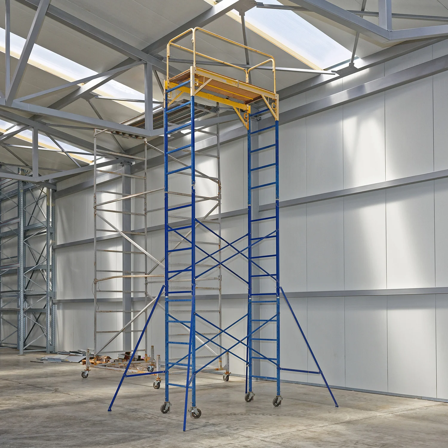 Gerüstmontage im Innenbereich in Biel – Foto: KUGE Bau AG