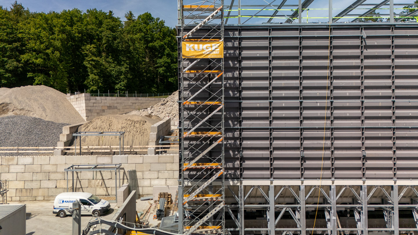 Treppenturm an einem Industriebau mit Stahlfassade – Foto: KUGE Bau AG