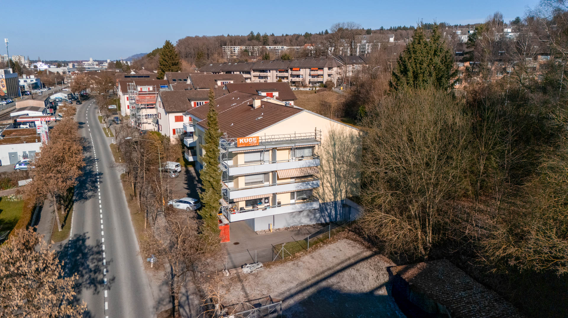 Express-Gerüstmontage an einem Gebäude in Biel – Foto: KUGE Bau AG