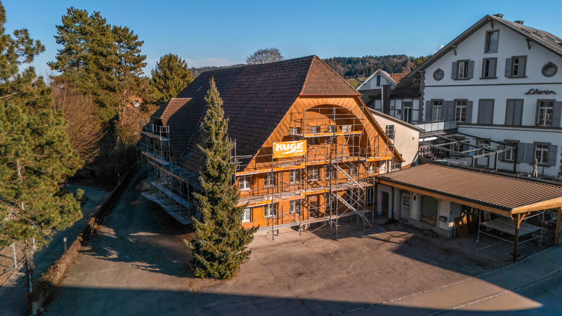 Gerüst an einem Wohnhaus in Biel – Foto: KUGE Bau AG