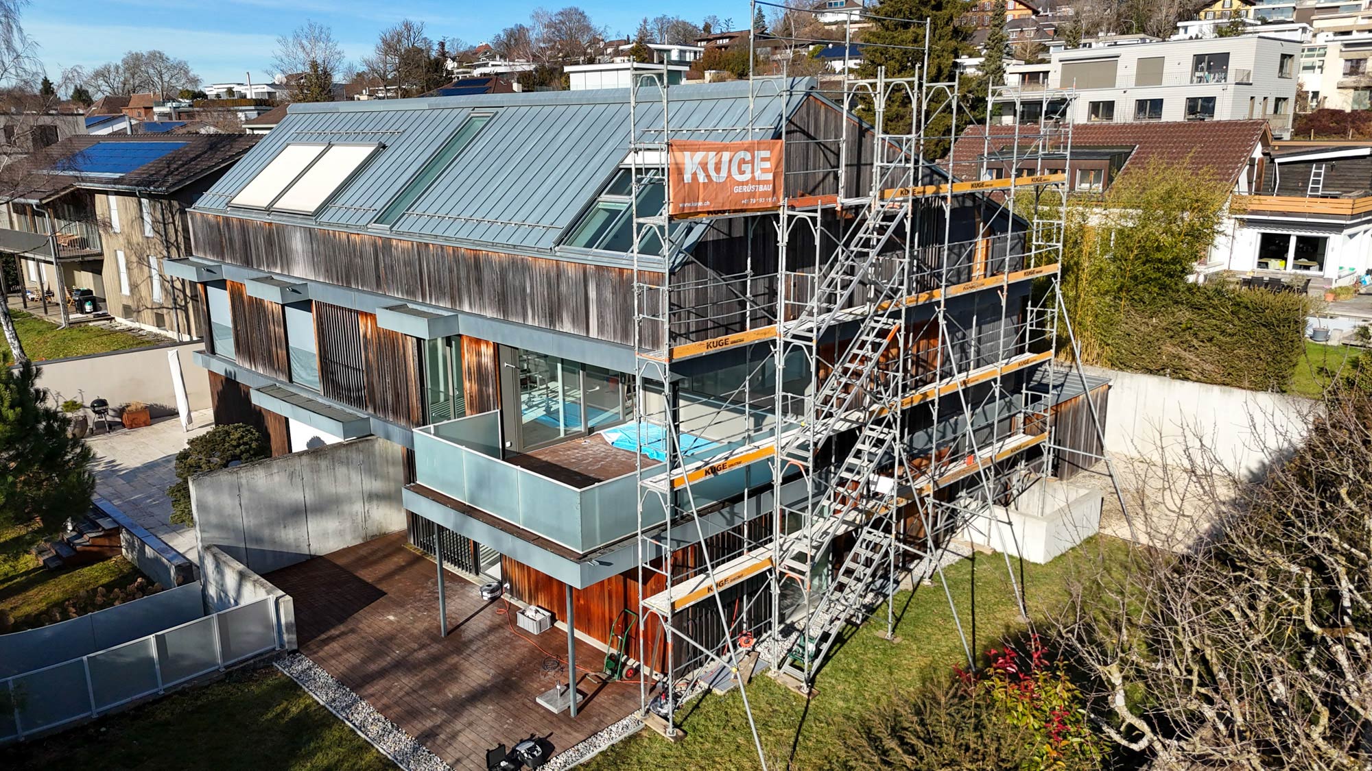 Fassadengerüst Biel – Montage an einem Mehrfamilienhaus. Foto: KUGE Bau AG