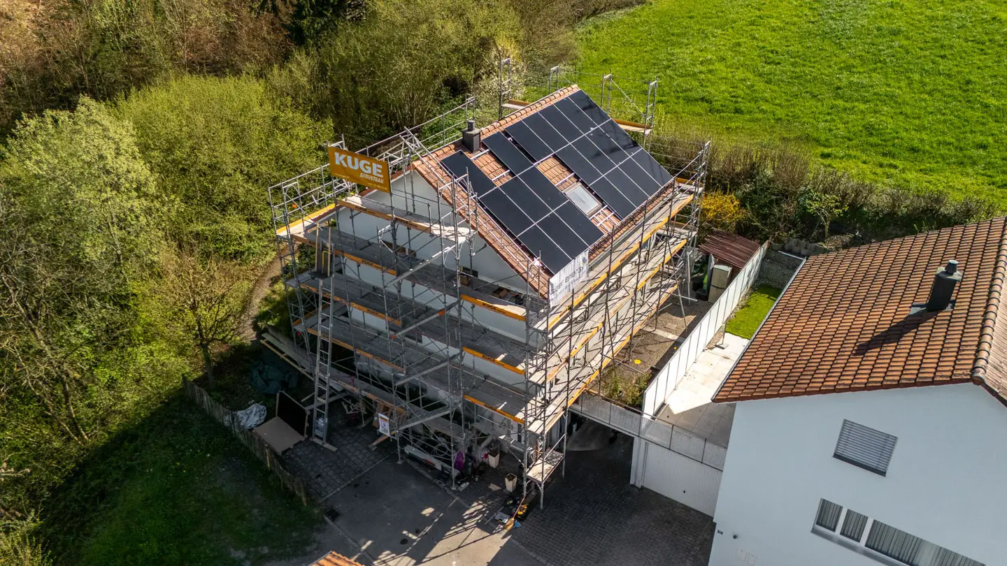 Gerüst für PV-Anlage in der Region Biel/Bienne – Foto: KUGE Bau AG