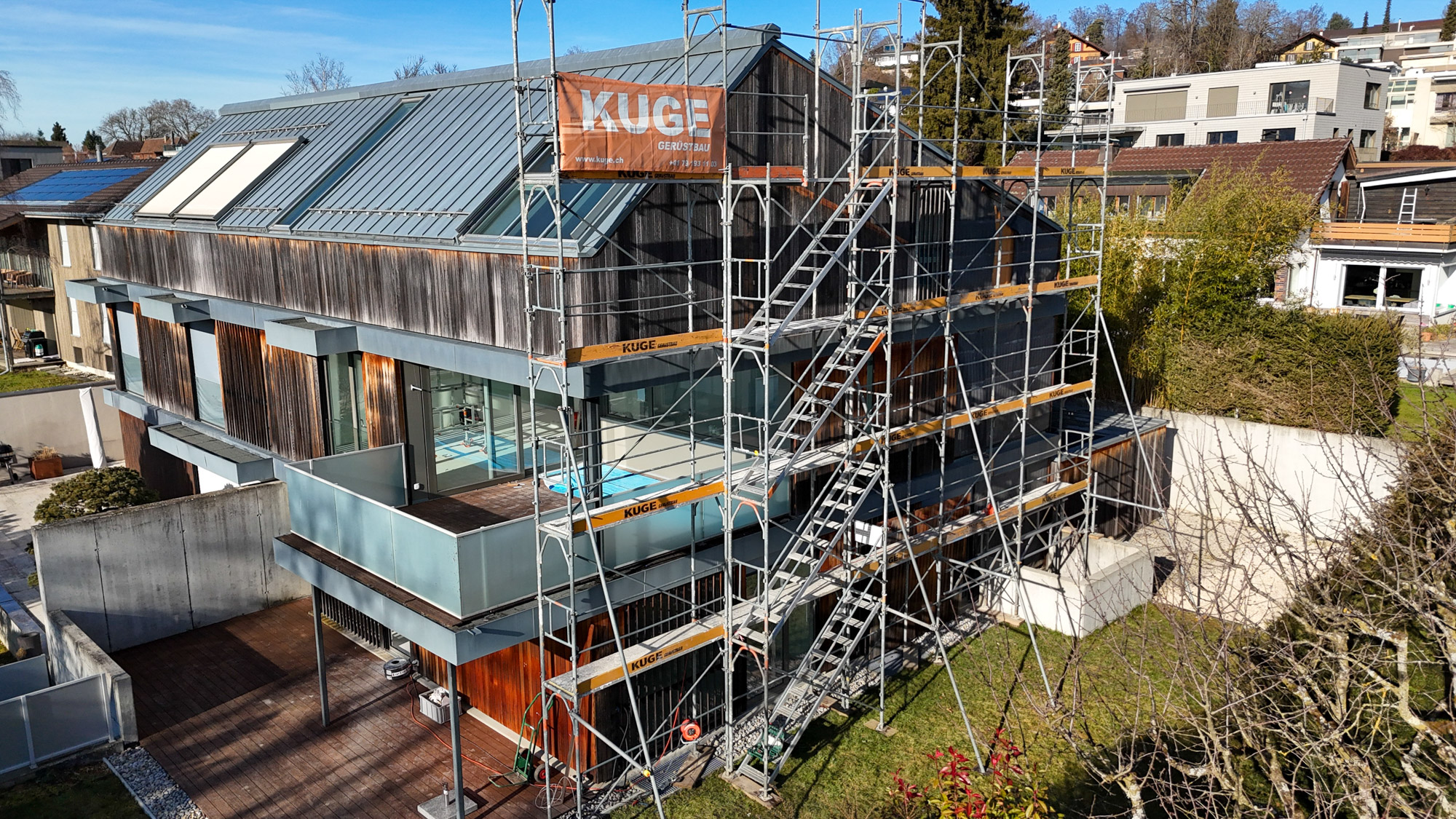 Gerüstbau Biel – Fassadengerüst auf einer Baustelle im Verwaltungskreis Biel/Bienne. Foto: KUGE Bau AG