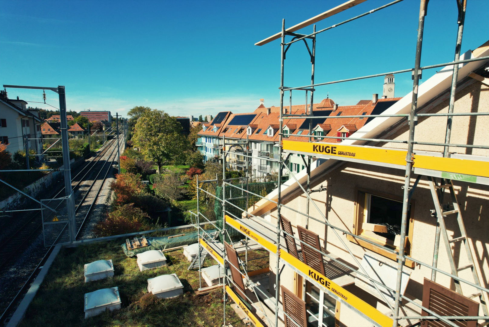 Fassadengerüst an einem Mehrfamilienhaus in Biel – Foto: KUGE Bau AG