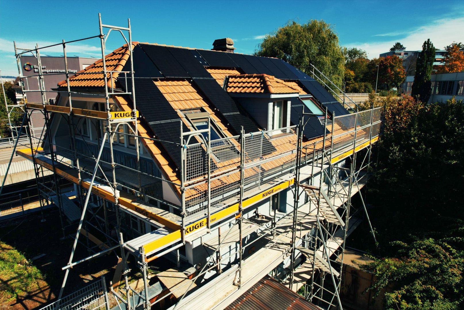 Solargerüst für PV-Montage in Biel – Foto: KUGE Bau AG