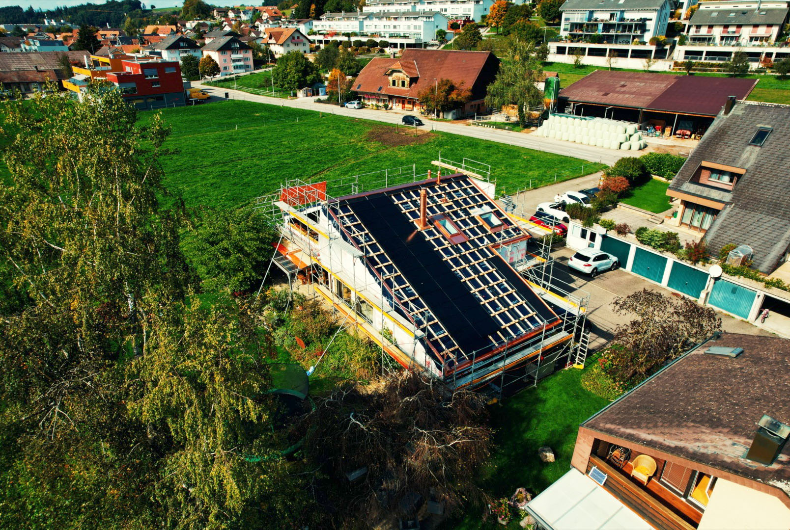 Solargerüst an einem Einfamilienhaus in Biel – Foto: KUGE Bau AG
