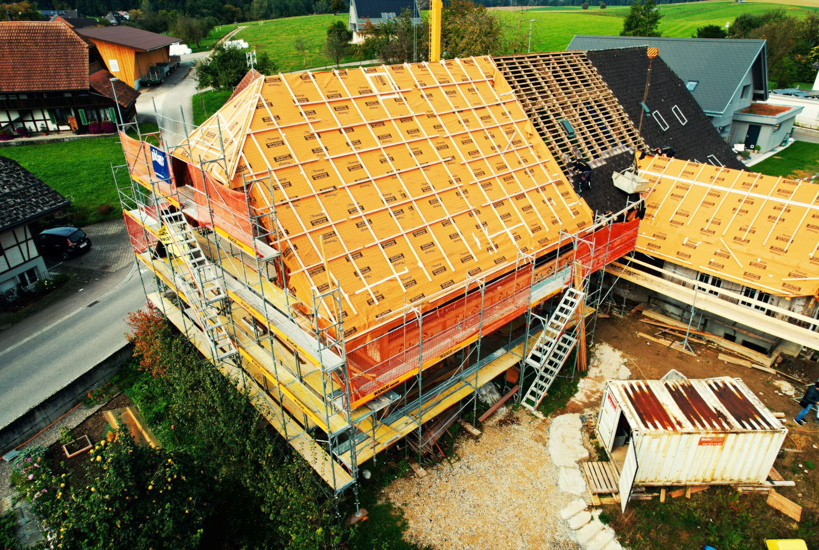 Gerüstbau Limpachstrasse – Dachgerüst – Foto: KUGE Bau AG